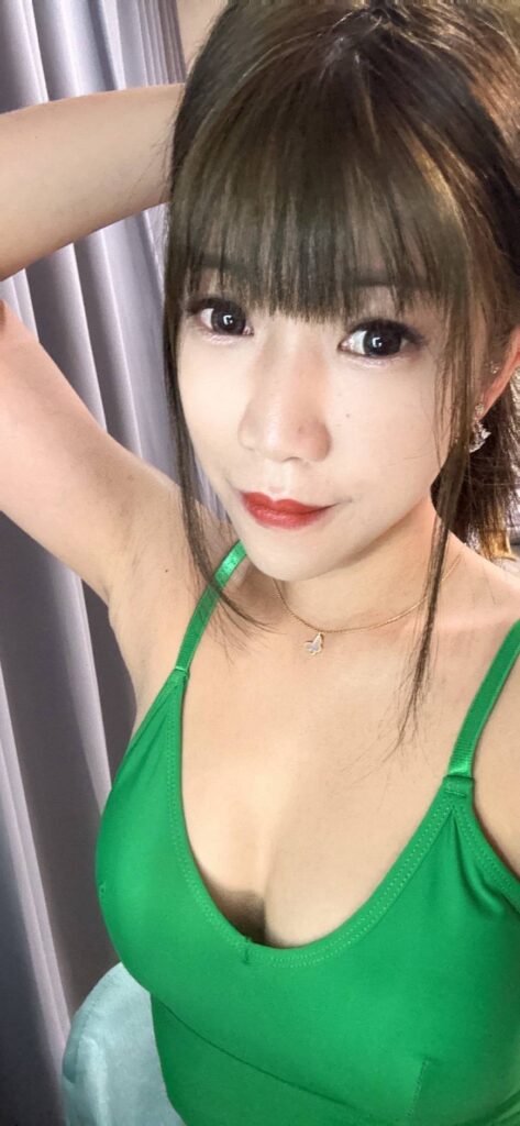 彰化傳播財神殿員工自拍.左手撐著頭擺出性感