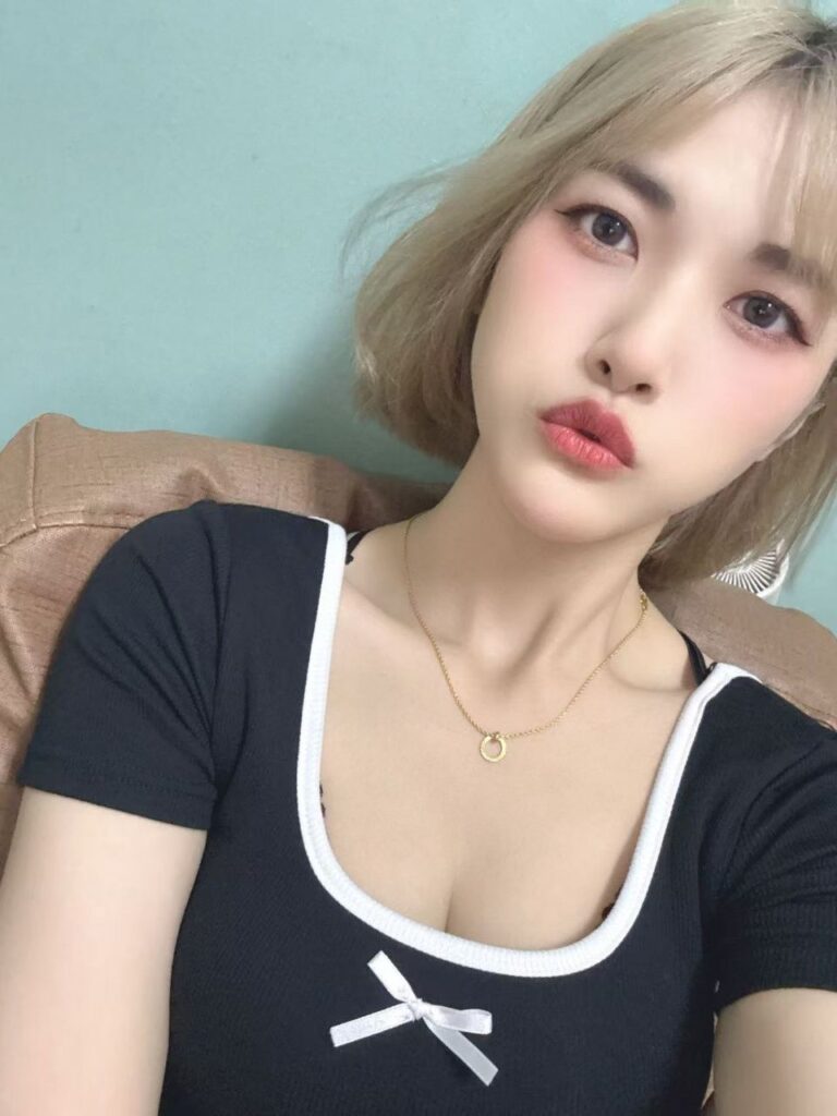 台中傳播財神殿員工自拍.嘟嘴可愛的表情